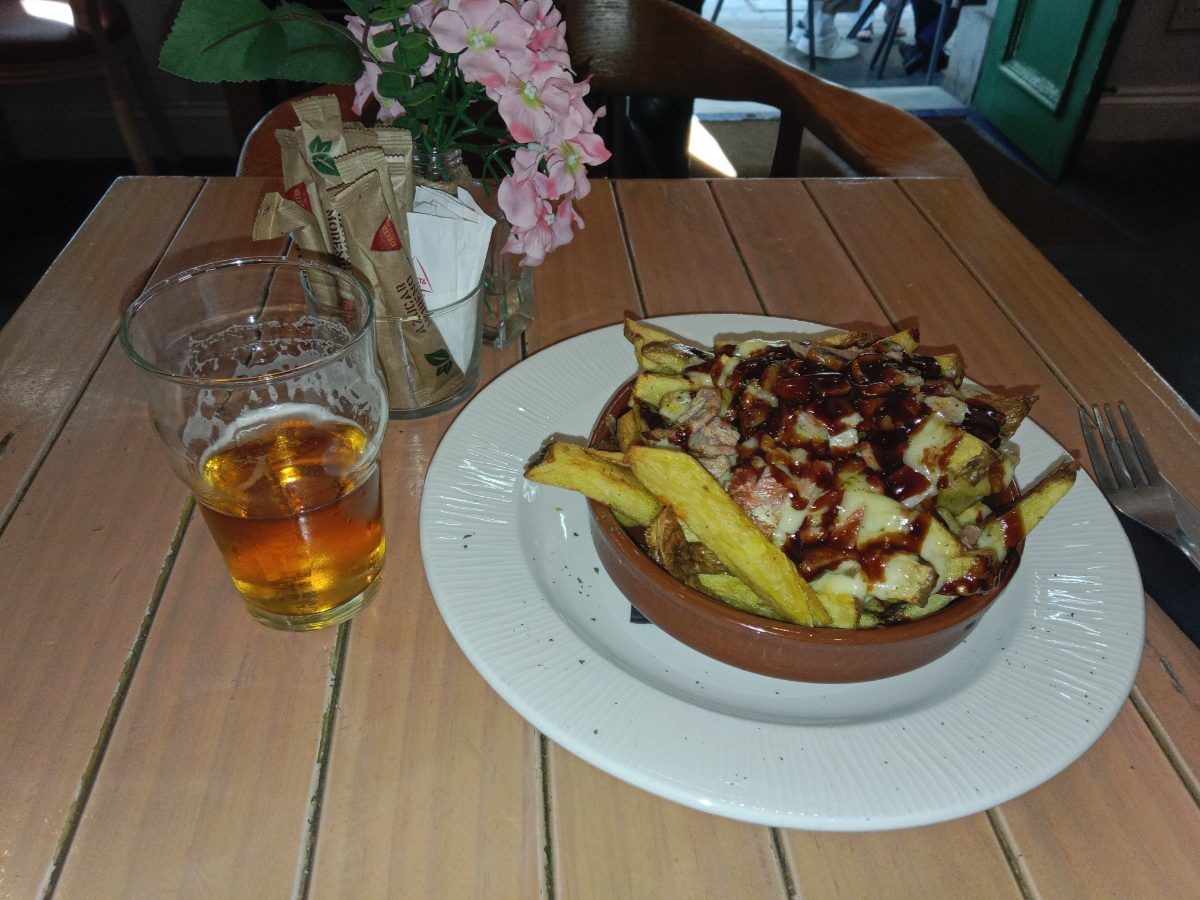 Patatas con bacon en jury's