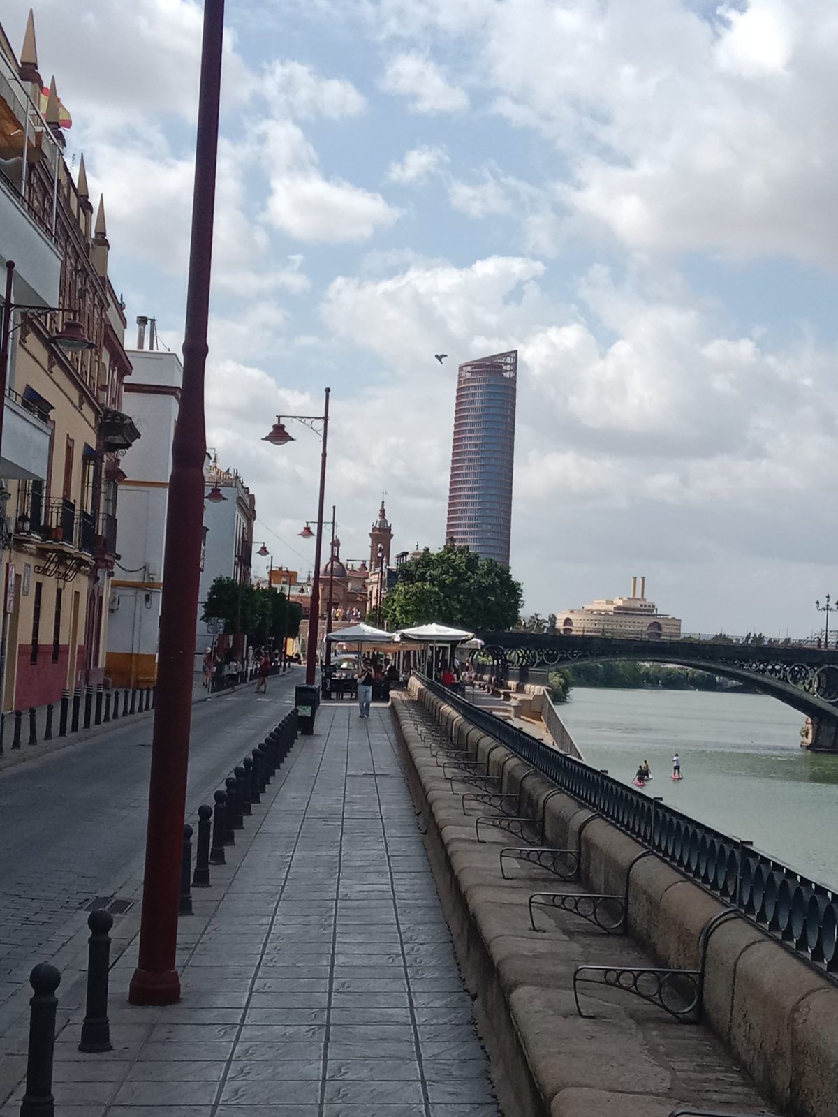 Cañas en Calle Betis con el río de fondo