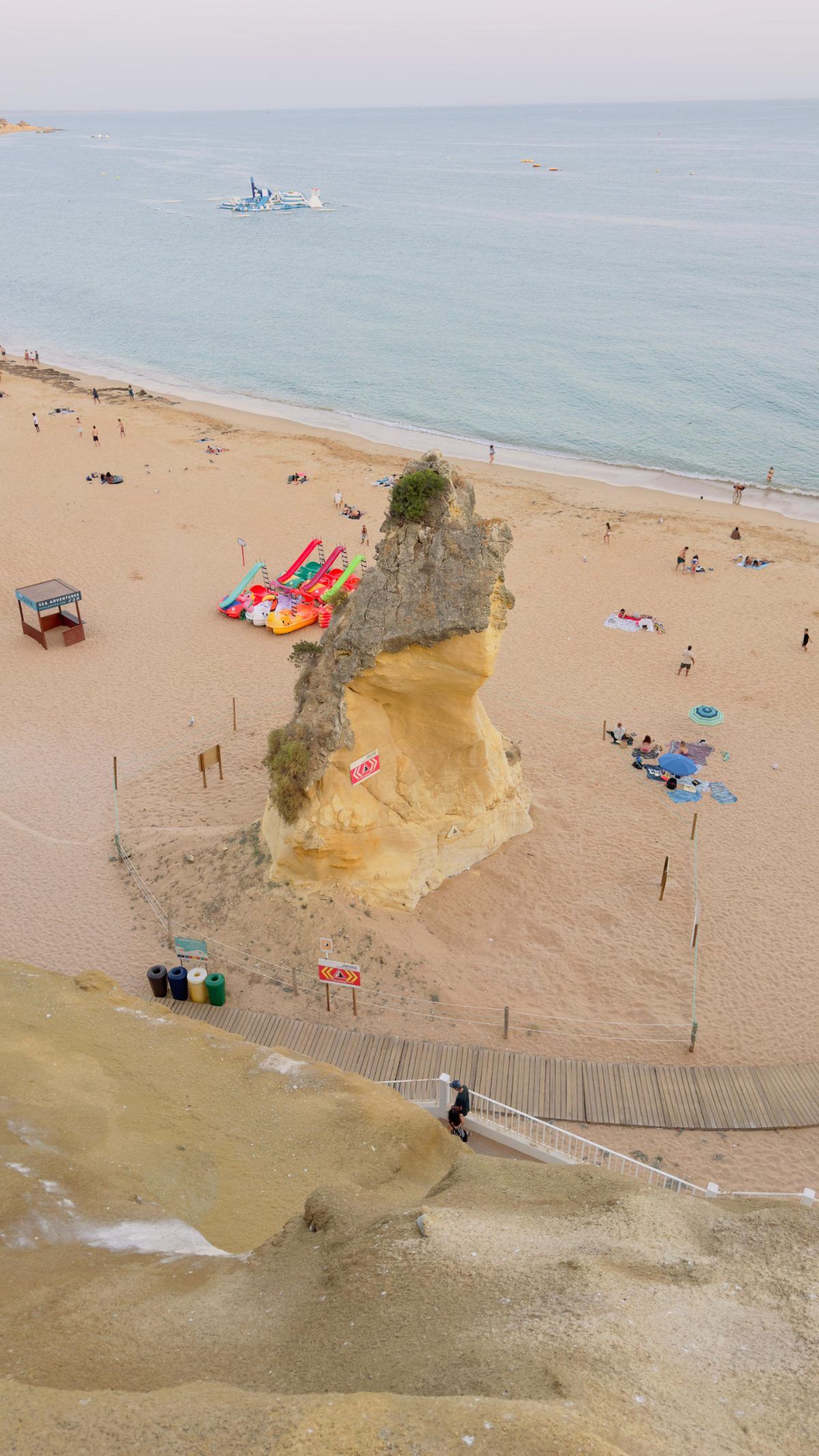 La roca que parte en dos la playa de Peneco